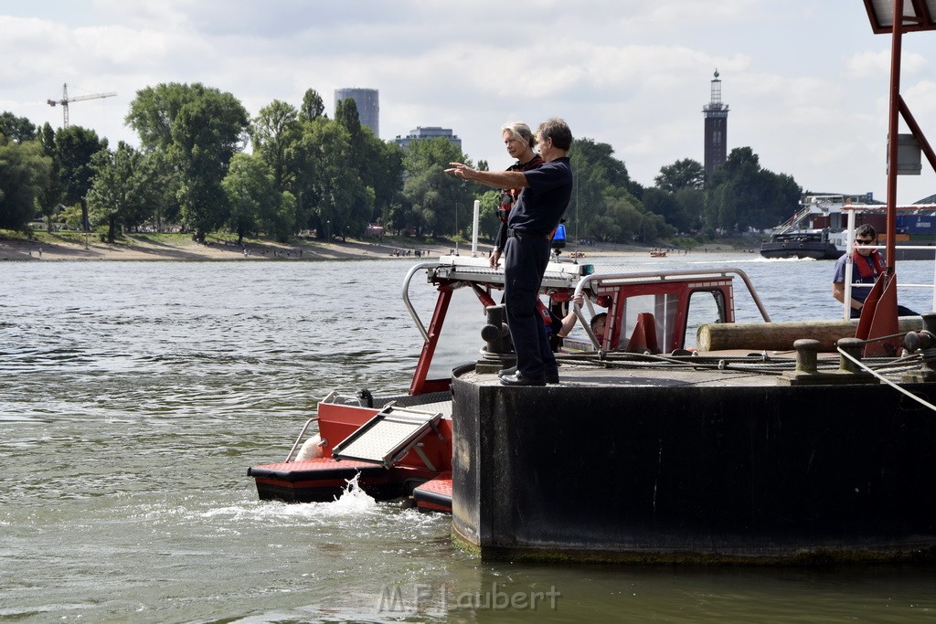 Uebung BF Taucher und Presse Koeln Zoobruecke Rhein P223.JPG - Miklos Laubert